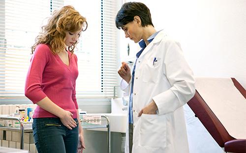 Mujer en la recepción de un ginecólogo.