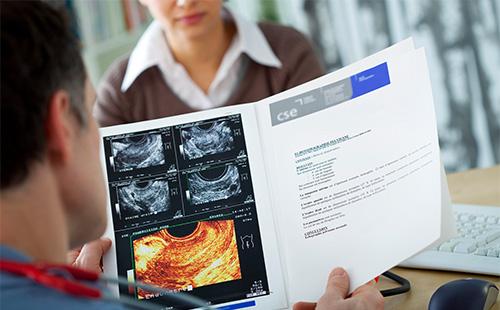 Un médecin examine un instantané