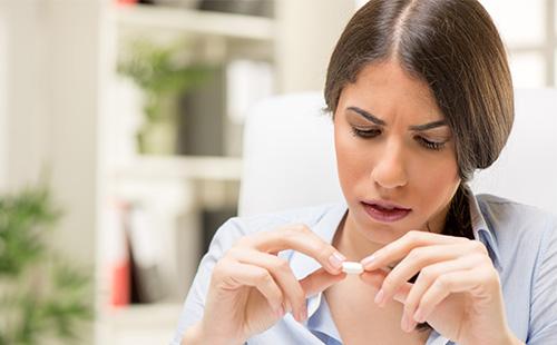 المرأة الشابة، looking at، أداة تعريف إنجليزية غير معروفة، دفتر