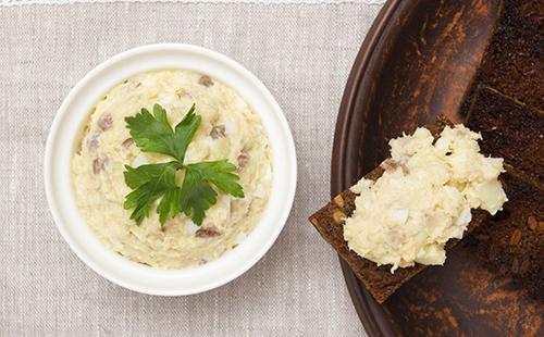 Forshmak em uma tigela e em um pedaço de pão