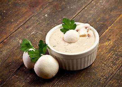 Sosul de ciuperci într-un bol