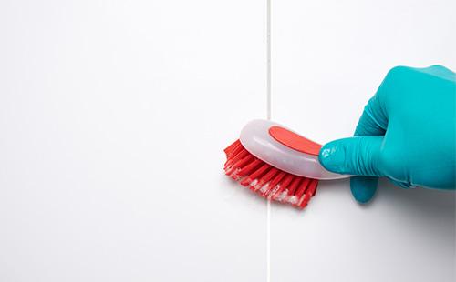 Cepillar un azulejo en un baño