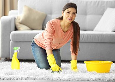 Kvinde vasker et tæppe