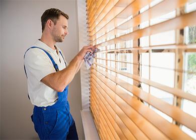 L'homme essuie les stores