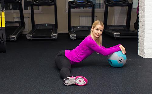 Mujer sentada en un hilo