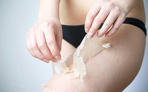 Pige, der laver hofterindpakninger