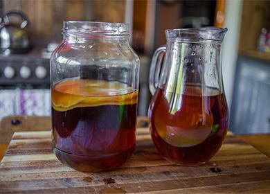 Kombucha en una jarra y una bebida en una jarra