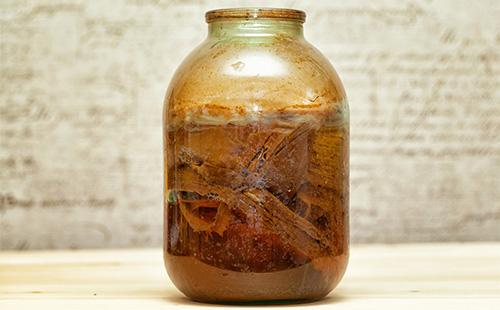 Kombucha en una jarra de tres litros