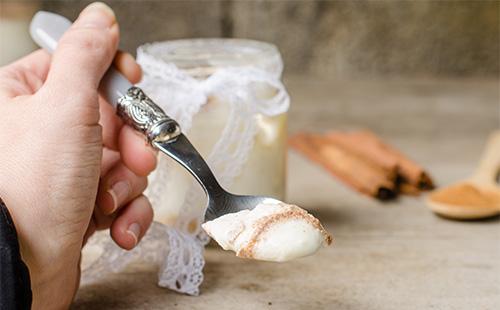 Yogurt con canela en una cuchara