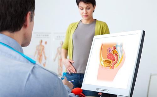 Une femme consulte un médecin