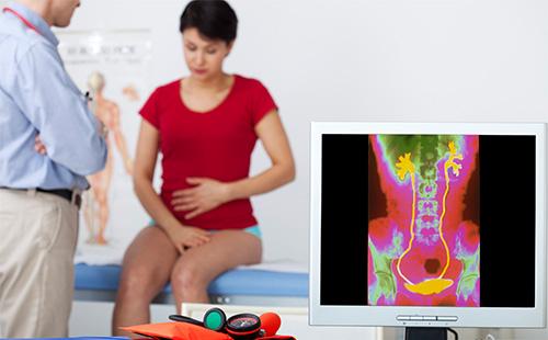 Femme à la réception chez le gynécologue