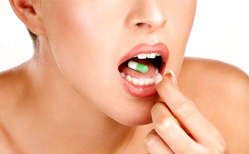 Femme prenant des pilules