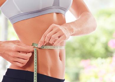 La fille mesure la taille de la taille