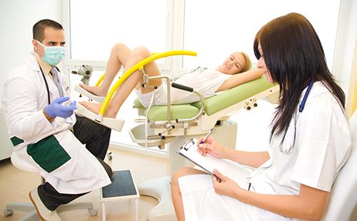 Dans le bureau du gynécologue