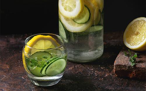 Sassi d'eau dans un verre