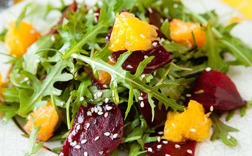 Ensalada de rúcula y frutas