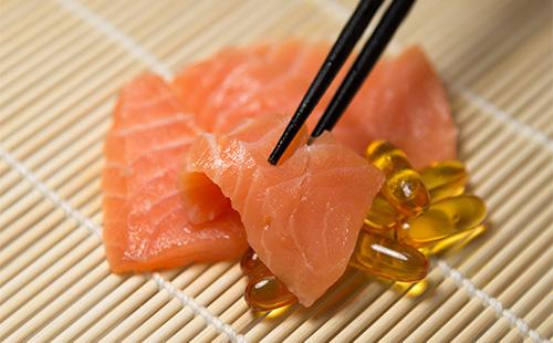 Morceaux de poisson rouge et capsules d'huile de poisson