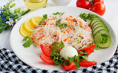 Salată cu verdeață și ciuperci