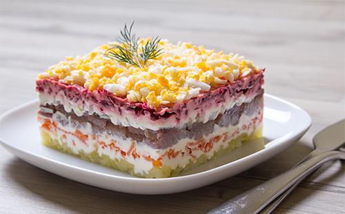 Hering sub o haină de blană