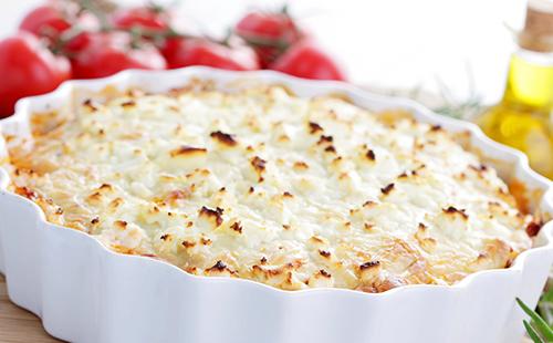 Moussaka apetisantă cu sos