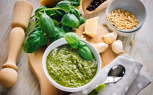 Sosul pesto într-un bol