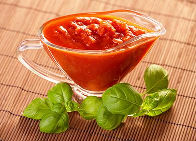 Barca de sticla cu sticla si crenguta de verdeata