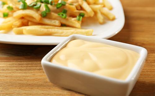 Sosul de brânză într-un bol