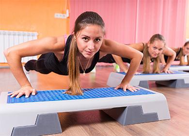 Groupe de femme sont engagés dans la salle
