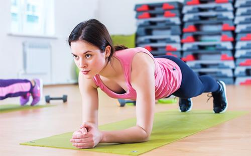 Femme faisant la barre