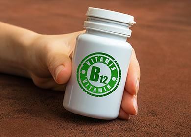 Main tient une bouteille avec des vitamines.