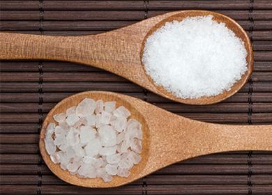 Gros sel dans une cuillère