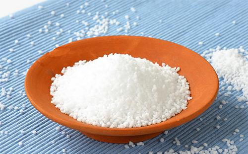 Sel dans une assiette