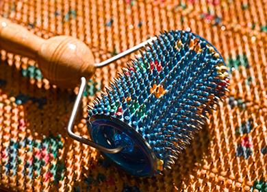 Masseur avec des aiguilles pour le dos