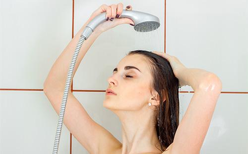 La fille se lave la tête