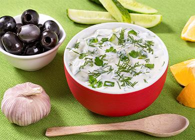 Sosul de usturoi cu bol roșu