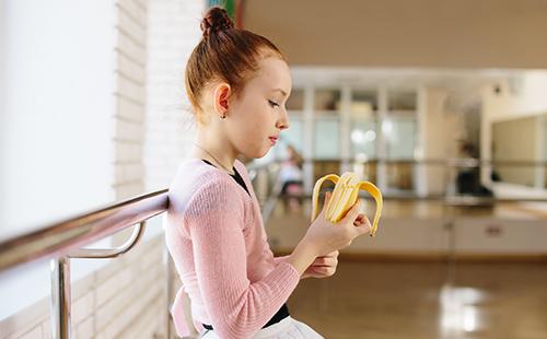 Petite ballerine mange une banane