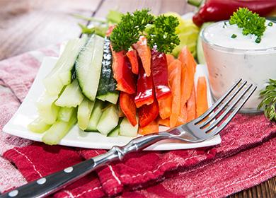 Legumes fatiados em um prato