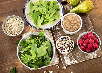 Verts, son et poire sur la table