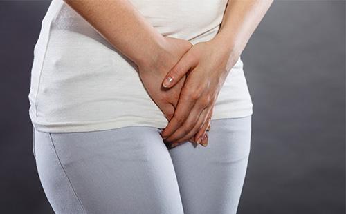 Mga kamay ng babaeng nasa ibabang tiyan