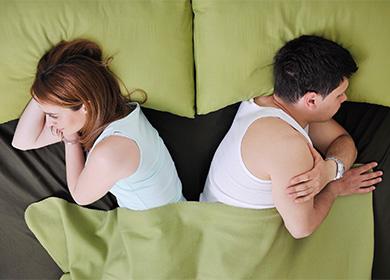Femme et homme se détournent l'un de l'autre au lit