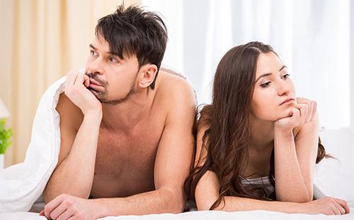 Un homme et une femme qui ne se regardent pas