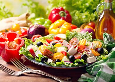 Salată grecească pe o farfurie