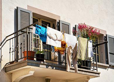 Linge suspendu sur le balcon