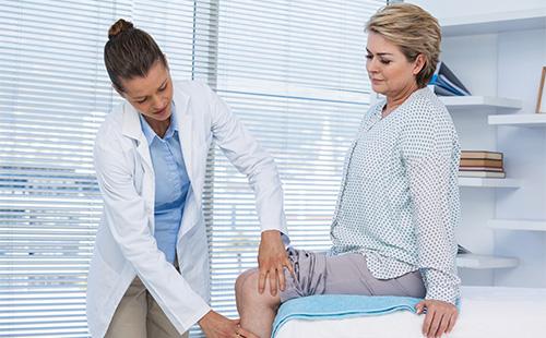 Kvinnan har knäsmärta