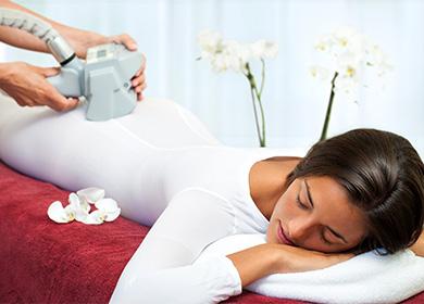 Femme dans le salon sur une procédure de massage gpl