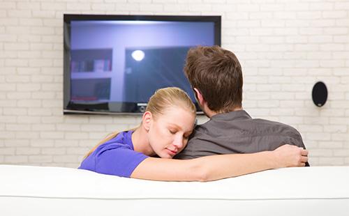 Mujer abrazó a un hombre