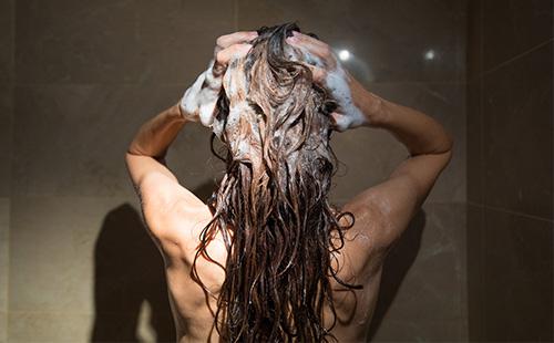 Naghugas ng ulo ang dalaga