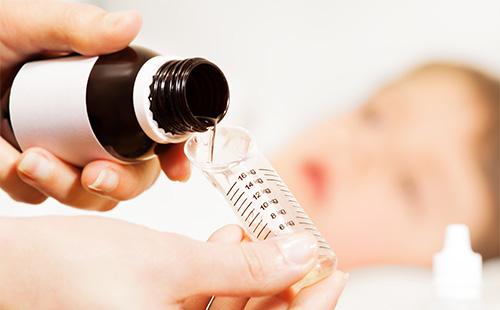 Jarabe en una cuchara dosificadora