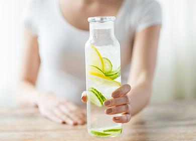 Kvinna med en flaska