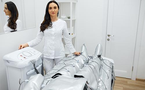 Esteticista realiza presoterapia